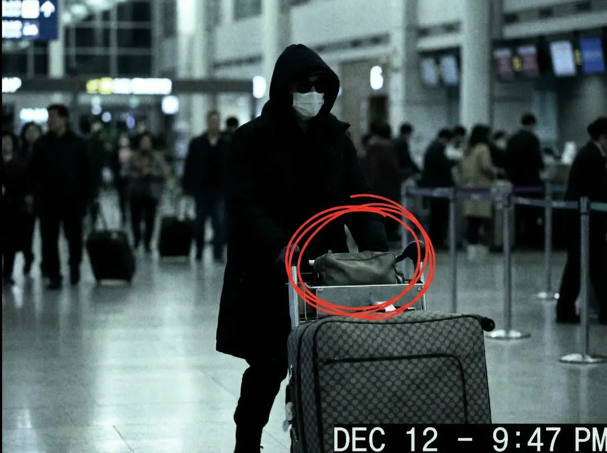 51吃瓜 机场偷拍 - 神秘礼物袋引发猜测